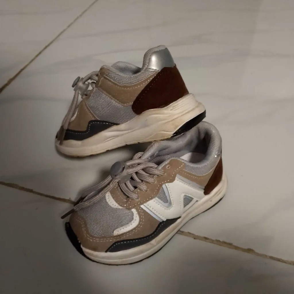 Sepatu anak kecil