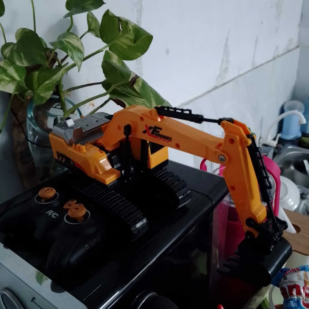 RC excavator