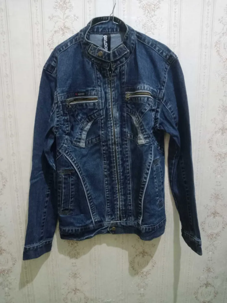 Jaket Levis Esbox, Sepatu Sport Wanita, dan Sepatu Pantofel Kickers