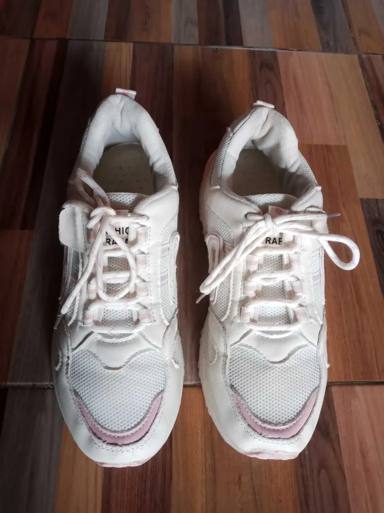 Jaket Levis Esbox, Sepatu Sport Wanita, dan Sepatu Pantofel Kickers 2