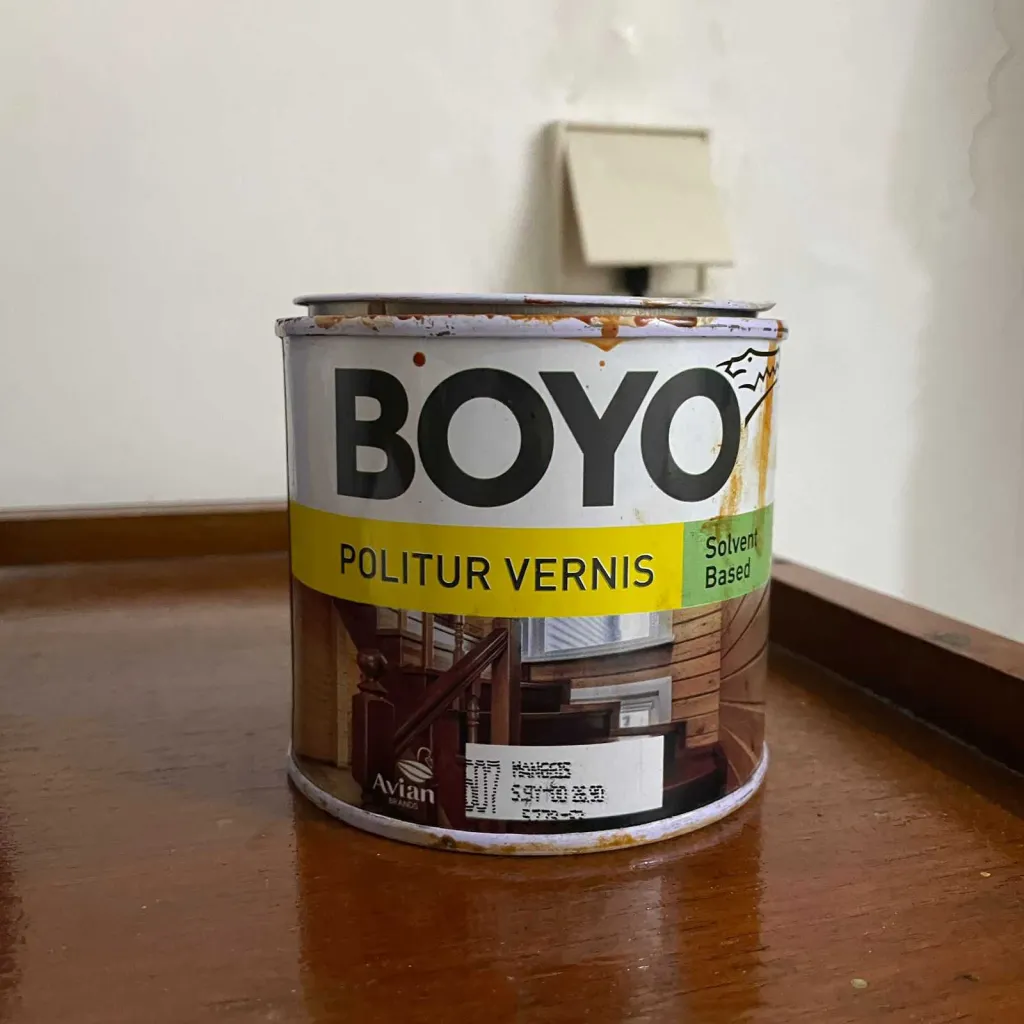 cat pelitur Kayu coklat