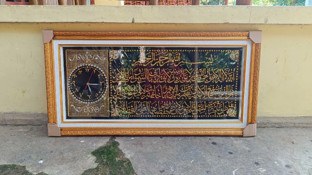 Kaligrafi Ayat Kursi + Jam Uk. 100×50 cm SIAP PASANG DINDING