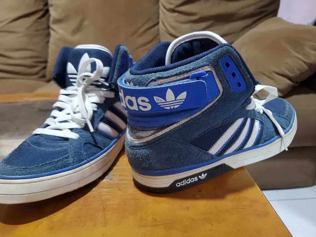 Sepatu Adidas